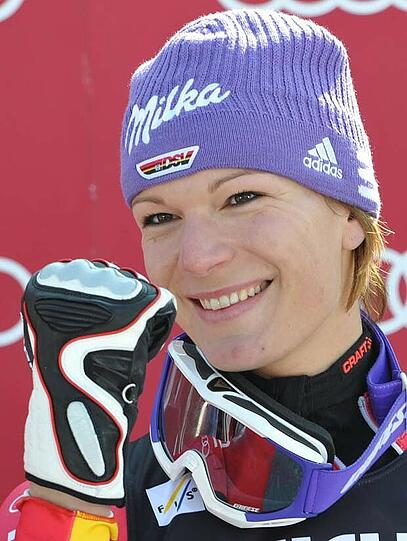 Mit dem 14. Sieg im Weltcup bei der Abfahrt in Garmisch-Partenkirchen zieht Höfl-Riesch mit Martina Ertl gleich.