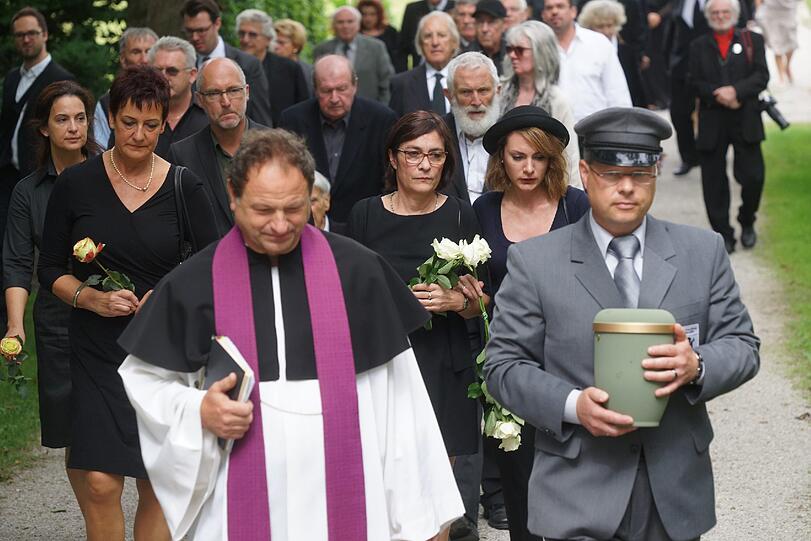 Beerdigung von der Schwabinger Gisela. Die Bilder!