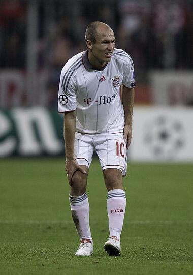 Arjen Robben kam im Sommer 2009 zu den Bayern. Schon im Oktober darauf fing seine Verletztenmisere bei den Bayern an. Knieprobleme bremsten damals den Holländer aus. Im Oktober und November 2009 verpasste er insgesamt sechs Spiele.