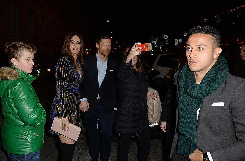 Xabi Alonso und seine Frau Nagore Aramburo zusammen mit Thiago Alcántara.