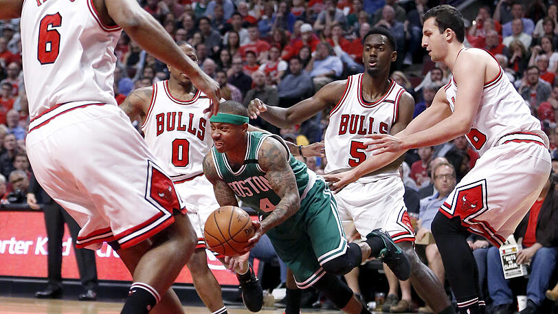 Isaiah Thomas von den Boston Celtics (Mitte) wird von den Bulls-Profis Cristiano Felicio, Isaiah Canaan, Bobby Portis und Paul Zipser (rechts) umringt.