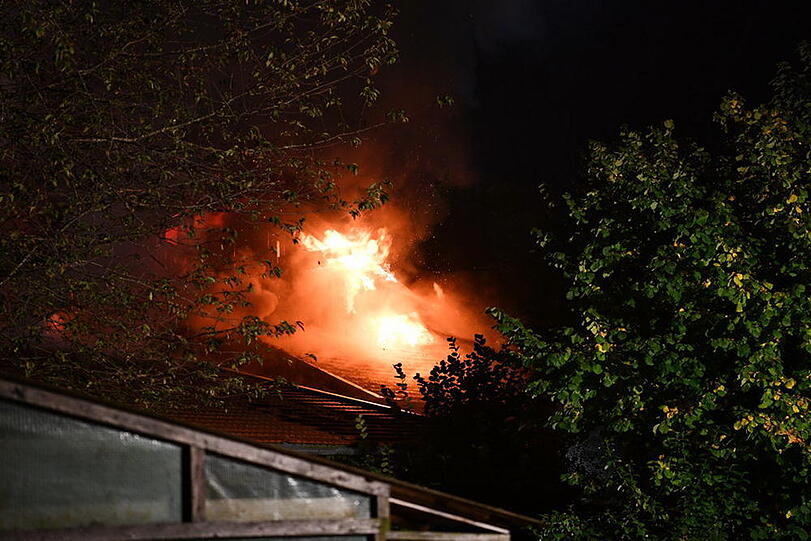 Die Polizei schätzt den entstandenen Sachschaden auf rund 650.000 Euro. Hier die Bilder vom Feuerwehreinsatz in Chieming.
