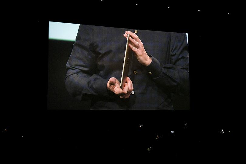 Bei Apple am Kurfürstendamm wird am Donnerstag in Berlin eine neue Generation des iPad-Tablets vorgestellt. Dabei ist Apple-Chef Tim Cook auf einem Bilschirm zu sehen.