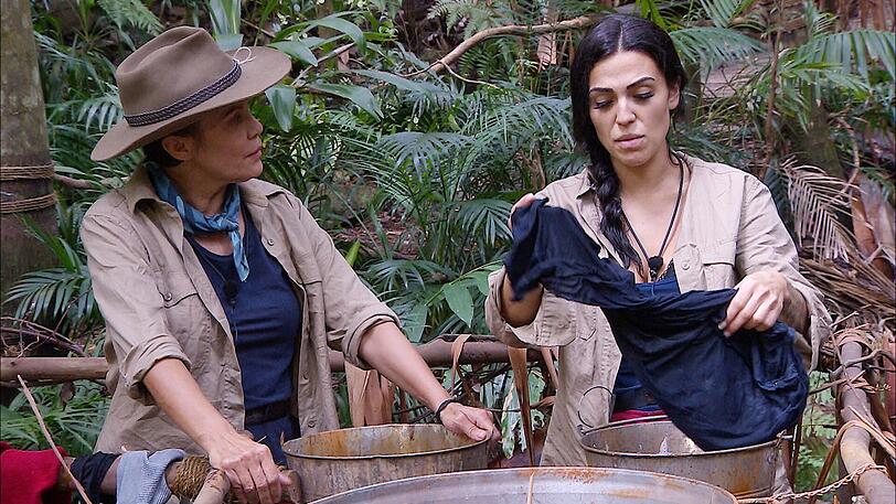 Elena Miras (r.) lässt Sonja Kirchberger beim Wäsche waschen an ihrem Gefühls- und Seelenleben teilhaben. Sie vermisse ihre Tochter echt krass, schluchzt Elena.