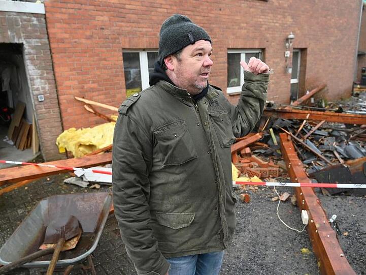 Böse erwischt: Hausbesitzer Thomas Bourceau steht nach dem Tornado vor seinem beschädigten Haus.