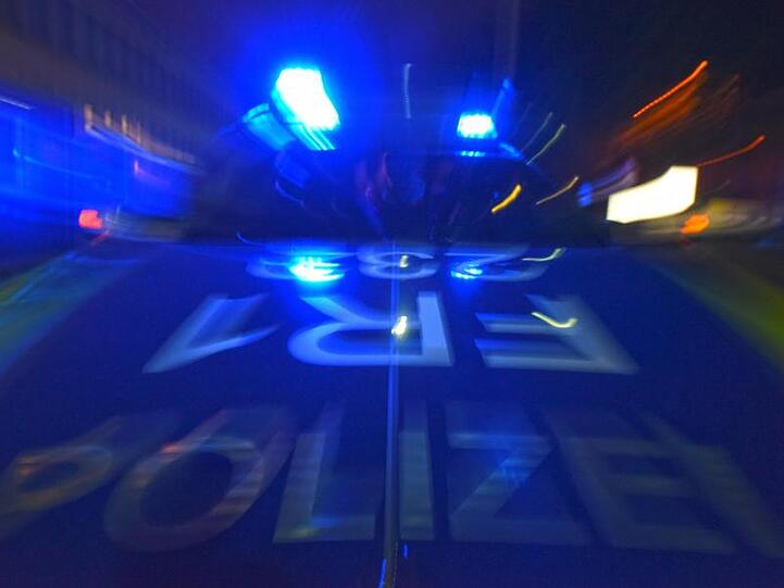 Ein Polizeifahrzeug steht mit Blaulicht auf der Straße. Foto: Patrick Seeger/dpa/Symbolbild
