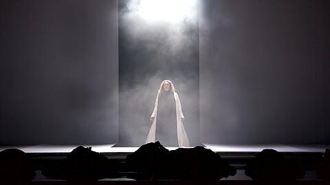 Oksana Sekerina als Tosca am Ende der Oper.