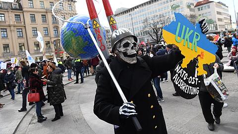 Ein Bild aus dem vergangenen Jahr: ein Demonstrant mit Stahlhelm und Totenkopfmaske auf der Demo gegen die Sicherheitskonferenz. Heuer findet sie vom 17. bis 19. Februar im Hotel Bayerischer Hof statt.
