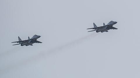 Ein MiG-29-Kampfflugzeug während einer Flugschau auf dem Luftwaffenstützpunkt Malacky-Kuchyoa in der Slowakei.