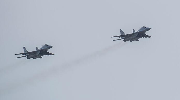 Ein MiG-29-Kampfflugzeug während einer Flugschau auf dem Luftwaffenstützpunkt Malacky-Kuchyoa in der Slowakei.