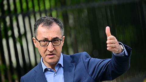 Der geschäftsführende Bundeslandwirtschaftsminister Cem Özdemir (Grüne) zeigt sich erfreut darüber, dass Deutschland frei von der Maul- und Klauenseuche ist, sieht aber neue Risiken.