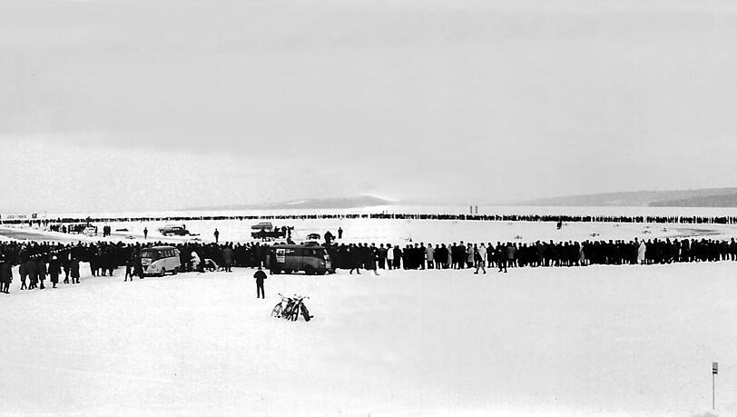 Diese Panorama-Aufnahme zeigt den Andrang am Ammersee im Feburar 1963.