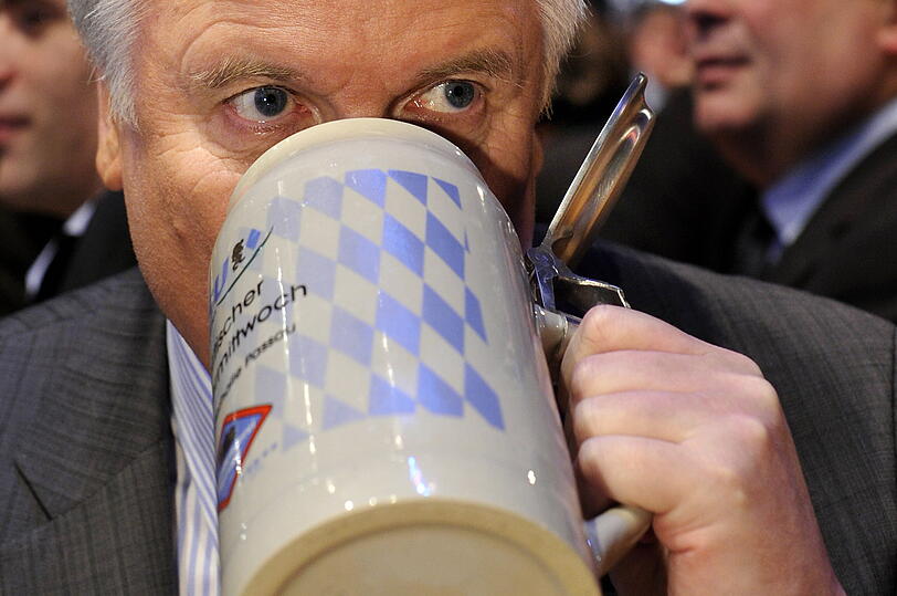 Prost: Horst Seehofer in der Dreiländerhalle in Passau.