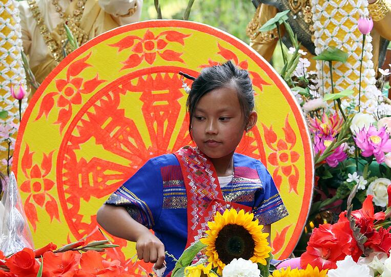 Bayerische Fahnen und buddhistische Mönche: Das Khao Pansa-Fest brachte asiatisches Flair in den Westpark.
