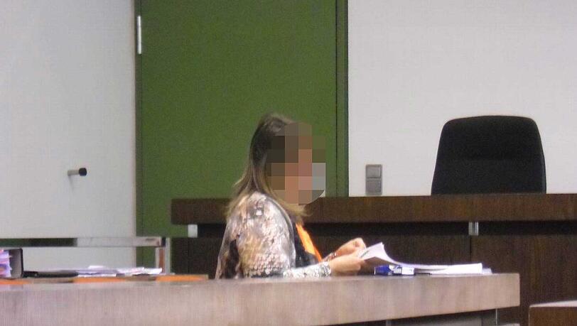 Beihilfe zur Untreue: Kerstin S. (54) auf der Anklagebank. Beihilfe zur Untreue: Kerstin S. (54) auf der Anklagebank.