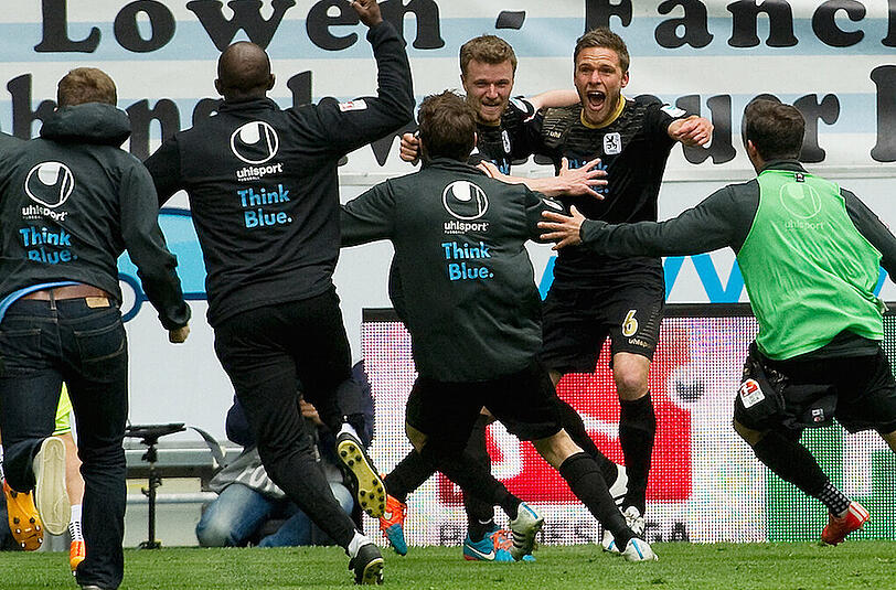 Der TSV 1860 bejubelt ausgelassen den 2:1-Sieg über den VfL Bochum.