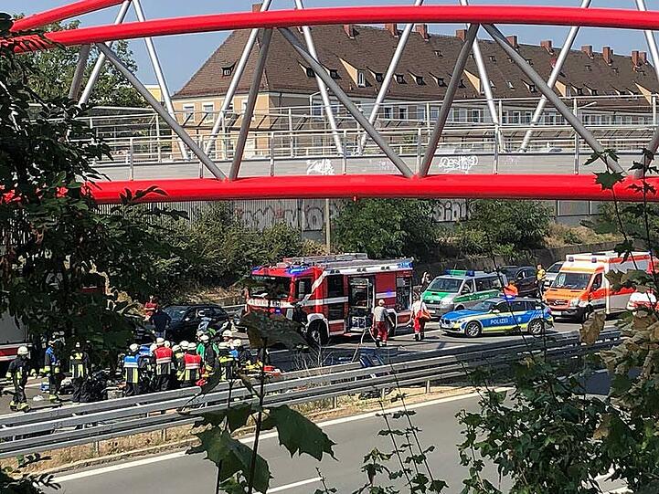 Der Pkw wurde komplett zerstört, sowohl die Fahrerin als auch der Fahrer erlitten schwere Verletzungen. Auch viele Insassen im Bus wurden verletzt. Die Bilder vom Unfallort auf der A73 bei Nürnberg.
