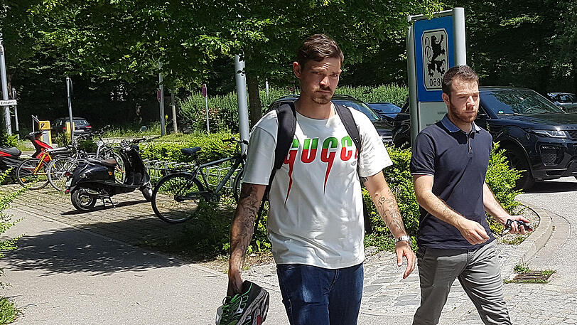 Dennis Erdmann (links) kommt am Mittag am Vereinsgelände an.
