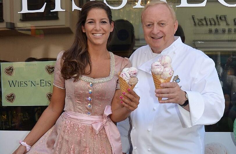 Wiesn-Eis-Model Nina und Alfons Schhuhbeck mit der Oktoberfest-Kreation des Kochs für 2015: Blaubeer-Joghurt-Chili.