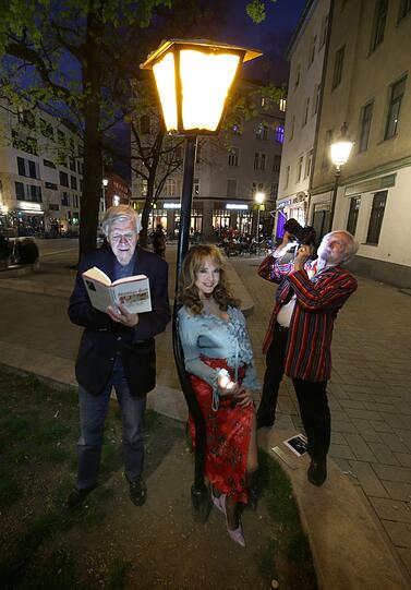 Schwabinger Urgesteine: Werner Grützner blättert im Buch der Schwabinger Gisela, Cornelia Corba singt am 15. Mai im Vereinsheim Giselas Lieder. Und Wolfgang Roucka? Hat sich sehr für den Platz eingesetzt.