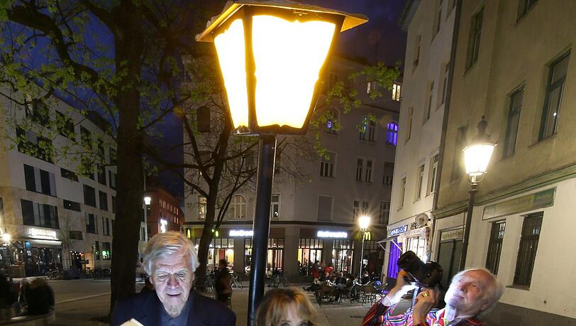 Schwabinger Urgesteine: Werner Grützner blättert im Buch der Schwabinger Gisela, Cornelia Corba singt am 15. Mai im Vereinsheim Giselas Lieder. Und Wolfgang Roucka? Hat sich sehr für den Platz eingesetzt. Schwabinger Urgesteine: Werner Grützner blättert im Buch der Schwabinger Gisela, Cornelia Corba singt am 15. Mai im Vereinsheim Giselas Lieder. Und Wolfgang Roucka? Hat sich sehr für den Platz eingesetzt.