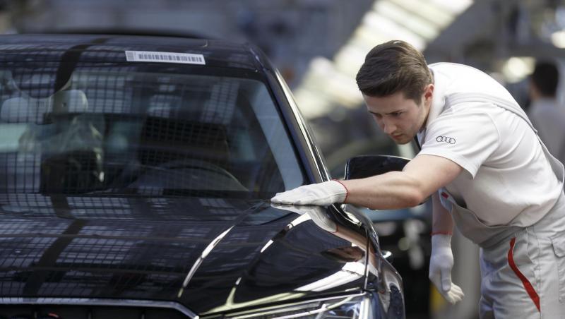 Ein Werksmitarbeiter kontrolliert in einer Produktionshalle von Audi an einem Bandende einen A8. Foto: picture alliance / dpa/Symbolbild Ein Werksmitarbeiter kontrolliert in einer Produktionshalle von Audi an einem Bandende einen A8. Foto: picture alliance / dpa/Symbolbild