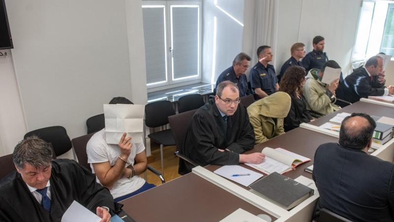 Die vier Angeklagten sitzen neben ihren Anwälten im Verhandlungssaal des Amberger Amtsgerichts. Die vier Angeklagten sitzen neben ihren Anwälten im Verhandlungssaal des Amberger Amtsgerichts.