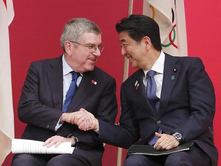 IOC-Präsident Thomas Bach (l) und Japans Ministerpräsident Shinzo Abe wollen über eine mögliche Verschiebung der Olympischen Spiele sprechen.