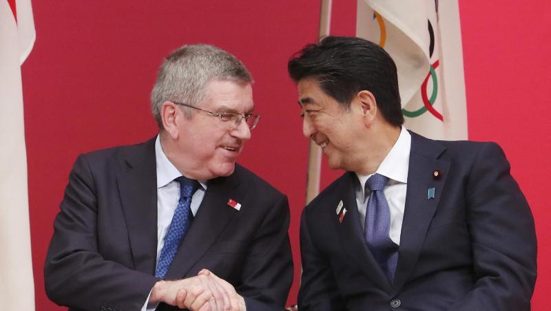 IOC-Präsident Thomas Bach (l) und Japans Ministerpräsident Shinzo Abe wollen über eine mögliche Verschiebung der Olympischen Spiele sprechen. IOC-Präsident Thomas Bach (l) und Japans Ministerpräsident Shinzo Abe wollen über eine mögliche Verschiebung der Olympischen Spiele sprechen.