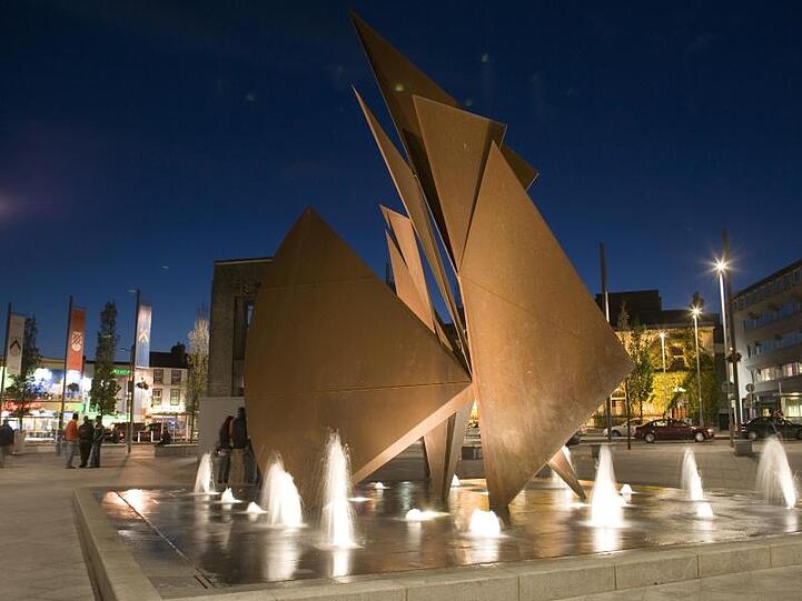 Die Quincentennial Fountain am Eyre Square in Galway.