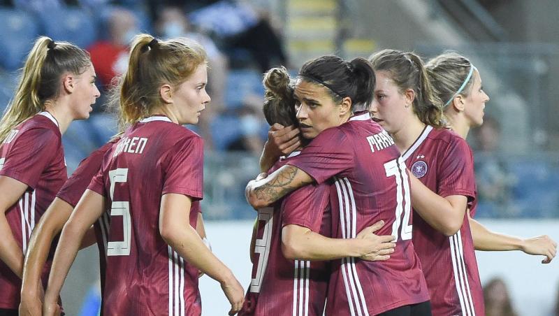 Svenja Huth (3.v.l) sorgte mit ihrem Tor für den knappen DFB-Sieg in Israel.