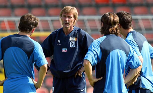 August 2004: Der damalige 1860-Trainer Rudi Bommer im Kreise seiner Führungsspieler Roman Tyce, Karlheinz Pflipsen und Paul Agostino. August 2004: Der damalige 1860-Trainer Rudi Bommer im Kreise seiner Führungsspieler Roman Tyce, Karlheinz Pflipsen und Paul Agostino.