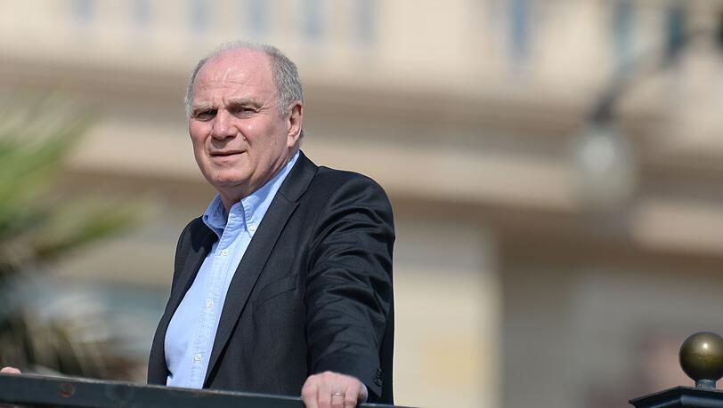 Uli Hoeneß, Ehrenpräsident des FC Bayern München, besucht am 10.01.2017 das Trainingslager in Doha.