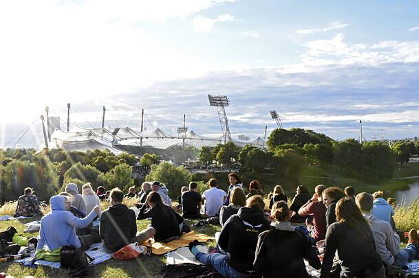 Findet im Olympiastadion ein Konzert statt, sieht es auf dem Olympiaberg meist so aus. (Archivbild) Findet im Olympiastadion ein Konzert statt, sieht es auf dem Olympiaberg meist so aus. (Archivbild)