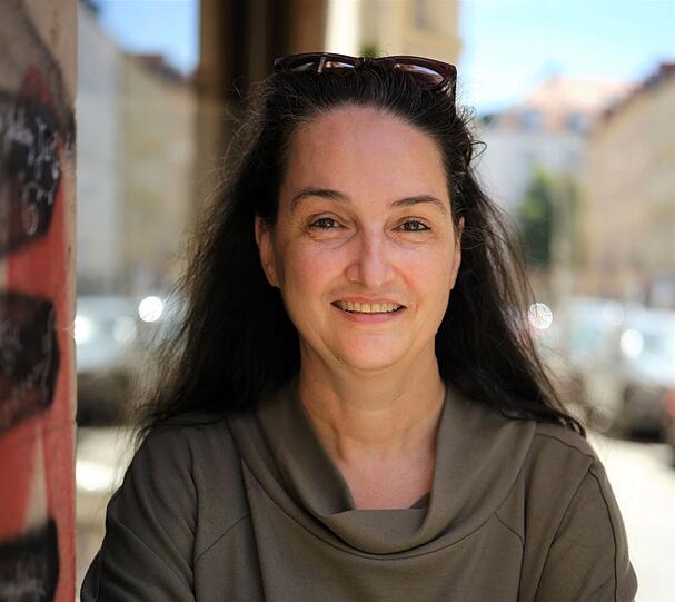 Silvia Bauer studierte Anglistik, Amerikanistik, Germanistik sowie Theater- und Filmwissenschaft in Würzburg, Warwick (UK), Hamburg, München und New York (USA). Als freie Dozentin war bzw. ist sie an der LMU München, AdBK München, Universität Bremen, Universität Freiburg, Universität Salzburg und Hochschule Furtwangen tätig sowie an Weiterbildungsinstitutionen und bei Unternehmen. Autorin, Lektorin, Übersetzerin sowie Moderatorin für diverse Festivals und Kultureinrichtungen.