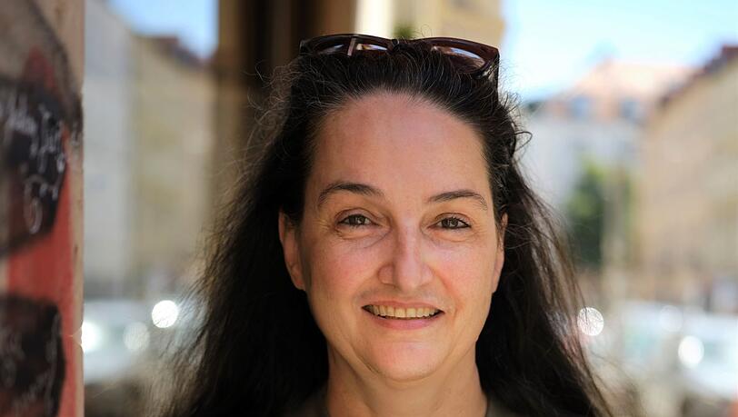 Silvia Bauer studierte Anglistik, Amerikanistik, Germanistik sowie Theater- und Filmwissenschaft in Würzburg, Warwick (UK), Hamburg, München und New York (USA). Als freie Dozentin war bzw. ist sie an der LMU München, AdBK München, Universität Bremen, Universität Freiburg, Universität Salzburg und Hochschule Furtwangen tätig sowie an Weiterbildungsinstitutionen und bei Unternehmen. Autorin, Lektorin, Übersetzerin sowie Moderatorin für diverse Festivals und Kultureinrichtungen. Silvia Bauer studierte Anglistik, Amerikanistik, Germanistik sowie Theater- und Filmwissenschaft in Würzburg, Warwick (UK), Hamburg, München und New York (USA). Als freie Dozentin war bzw. ist sie an der LMU München, AdBK München, Universität Bremen, Universität Freiburg, Universität Salzburg und Hochschule Furtwangen tätig sowie an Weiterbildungsinstitutionen und bei Unternehmen. Autorin, Lektorin, Übersetzerin sowie Moderatorin für diverse Festivals und Kultureinrichtungen.