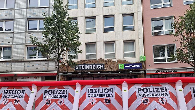 Bei Schüssen in einem Wettbüro in der Innenstadt von Gießen sind drei Menschen verletzt worden.