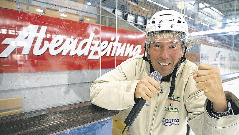 „Eine Institution im Münchner Eishockey“: Stadionsprecher Stefan Schneider vor der Abendzeitungs-Banderole im Olympia-Eisstadion. Foto: Mike Schmalz „Eine Institution im Münchner Eishockey“: Stadionsprecher Stefan Schneider vor der Abendzeitungs-Banderole im Olympia-Eisstadion. Foto: Mike Schmalz