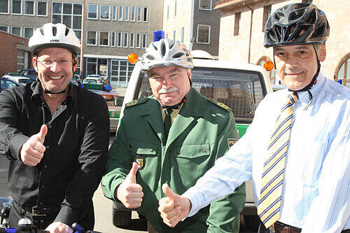 Gut behelmt: Radio-Moderator Michael Lein, Polizeipräsident Gerhard Hauptmannl und Peter M. Endres (Ergo Versicherung, v. li.).