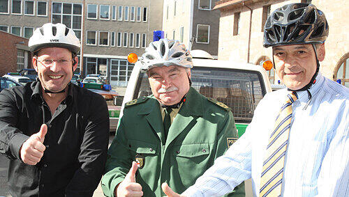 Gut behelmt: Radio-Moderator Michael Lein, Polizeipräsident Gerhard Hauptmannl und Peter M. Endres (Ergo Versicherung, v. li.). Gut behelmt: Radio-Moderator Michael Lein, Polizeipräsident Gerhard Hauptmannl und Peter M. Endres (Ergo Versicherung, v. li.).