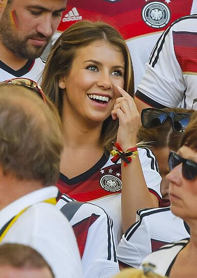 Sexy im DFB-Trikot: Andre Schürrles Freundin Montana Yorke.