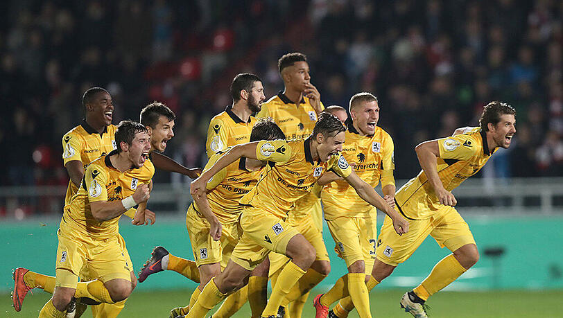 Es ist vollbracht: Der Würzburger Daghfous hat die Latte getroffen, die Löwen stehen im Achtelfinale des DFB-Pokals! Es ist vollbracht: Der Würzburger Daghfous hat die Latte getroffen, die Löwen stehen im Achtelfinale des DFB-Pokals!