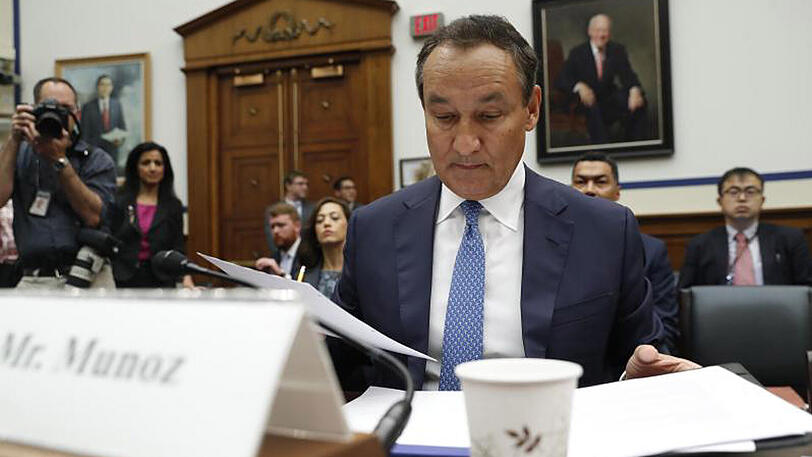United-Chef Oscar Munoz während der Kongress-Anhörung.