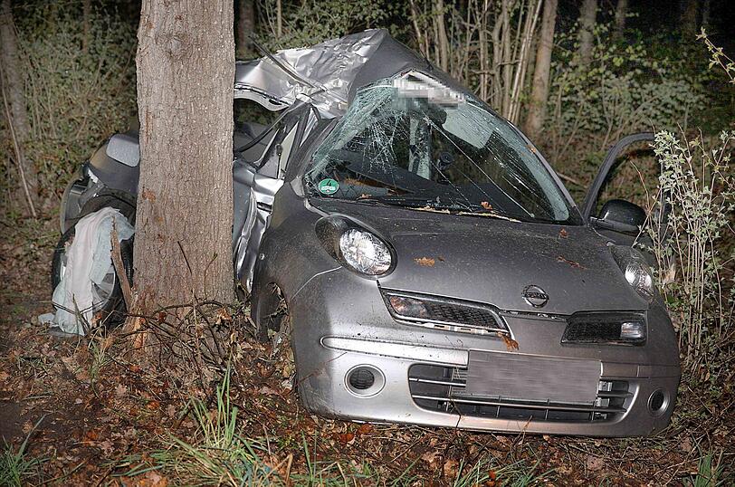 Am Montagabend verlor ein Fahranfänger im Landkreis Traunstein die Kontrolle über sein Auto und wurde gegen einen Baum geschleudert.
