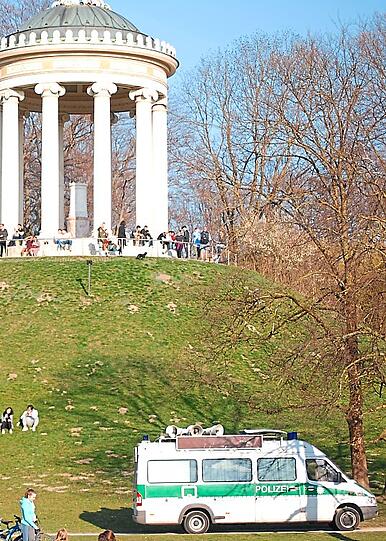 Ein Lautsprecher-Bus der Polizei unterhalb vom Monopteros.