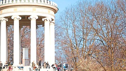 Ein Lautsprecher-Bus der Polizei unterhalb vom Monopteros.