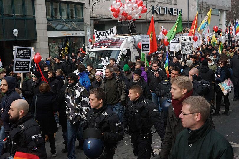 Rund 2500 Demonstranten protestieren gegen die Münchner Sicherheitskonferenz.