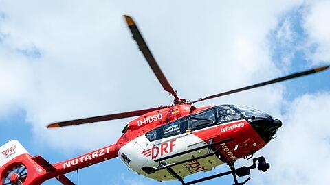 Ein Rettungshubschrauber im Einsatz. Foto: Hauke-Christian Dittrich/dpa/Archivbild