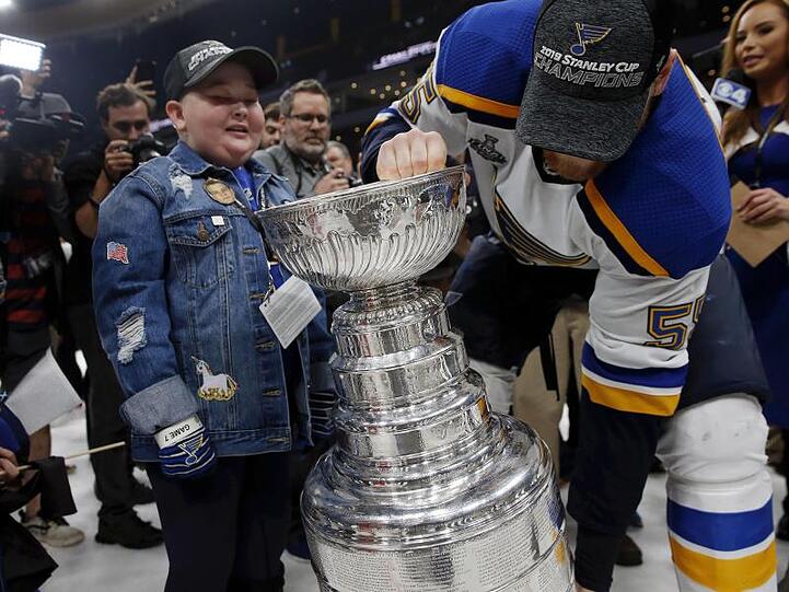 Blues-Fan Laila Anderson darf mit Colton Parayko den Stanley Cup bewundern.