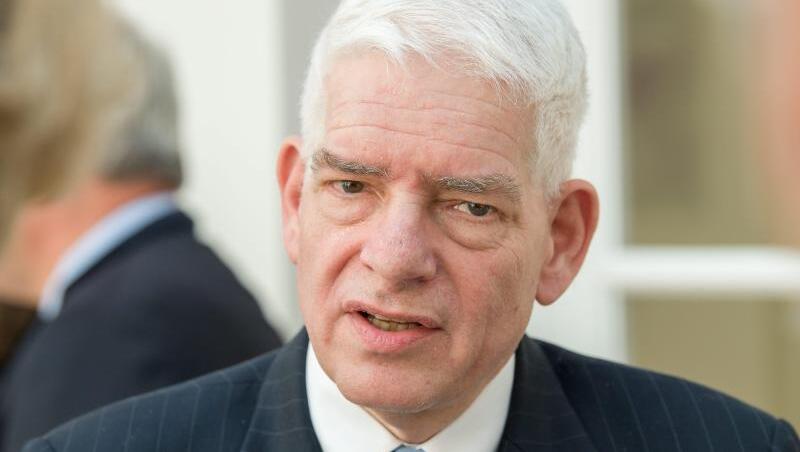Josef Schuster ist für weitere vier Jahre im Amt des Präsidenten des Zentralrats der Juden in Deutschland bestätigt worden. Josef Schuster ist für weitere vier Jahre im Amt des Präsidenten des Zentralrats der Juden in Deutschland bestätigt worden.